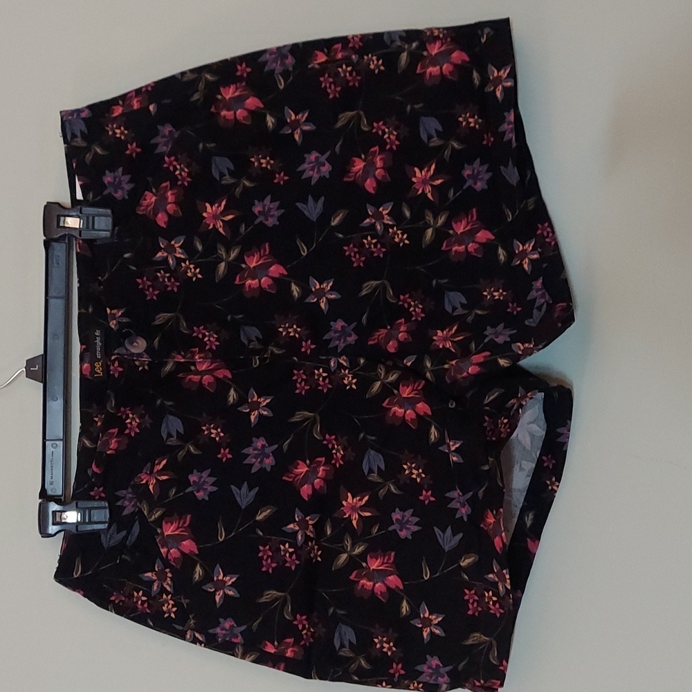 Beautiful floral patterned shorts size 16